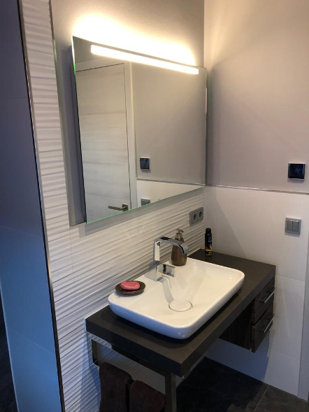 Waschtisch – Präzise Randfliesen